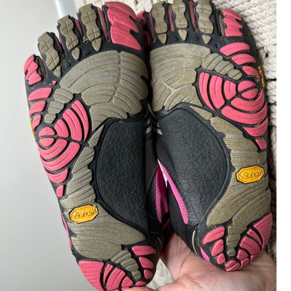 Vibram: Five Toe Shoes - Picture 4 of 8